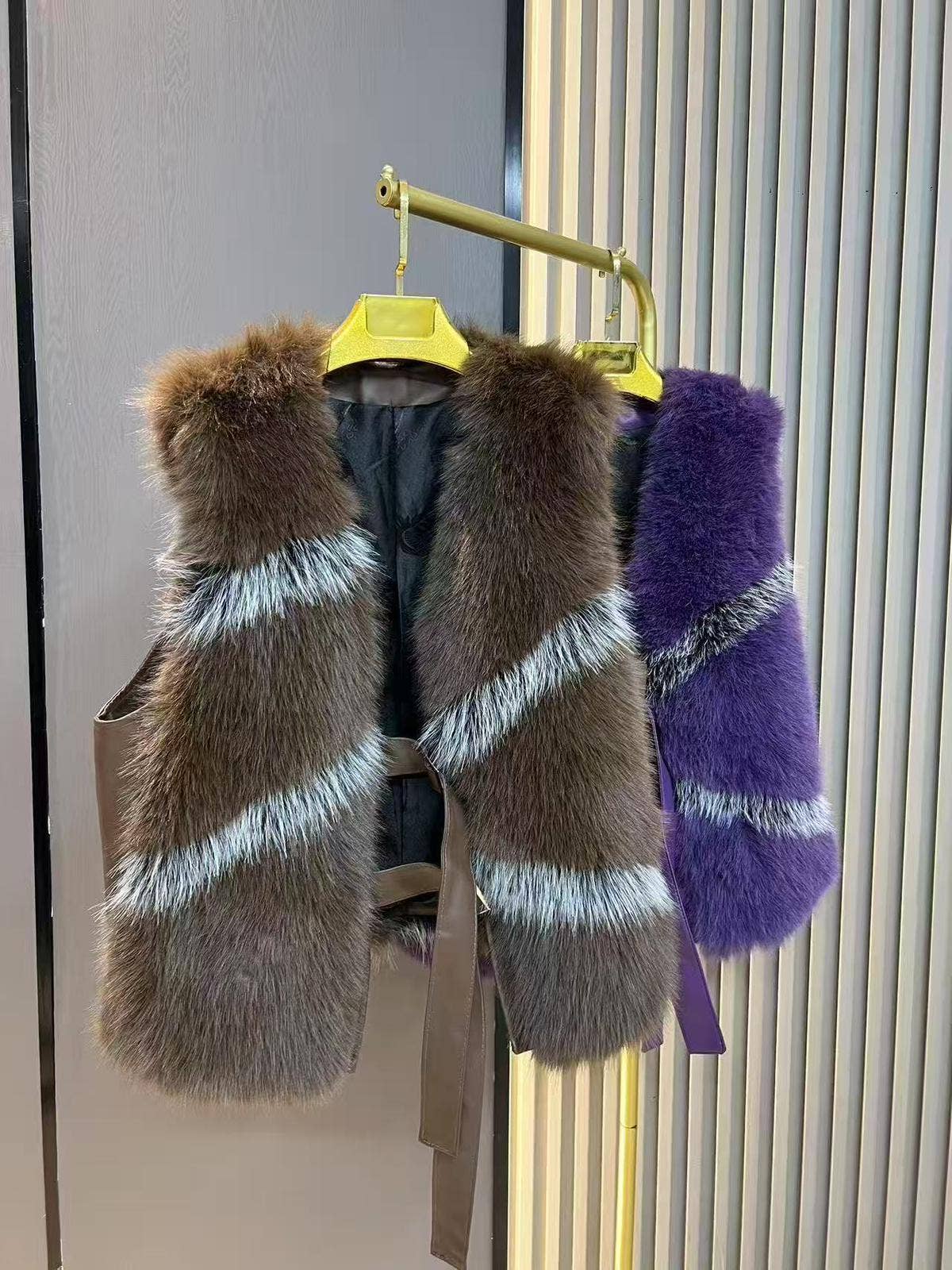 PEACH ACCESSORIES - Vente Veste sans manches – femme - Gilet en fausse fourrure avec accents géométriques et fermoir orné de bijoux DH075