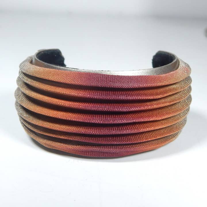 Manchette en tissu métallique plissé pour la vente par Sarah Cavender Metalworks