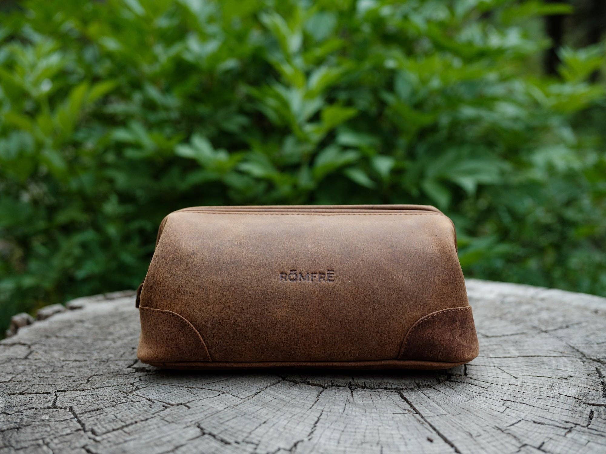 Rōmfrē Travel Co. – wholesale Necessär - Unisex – Bred Mun Dopp1