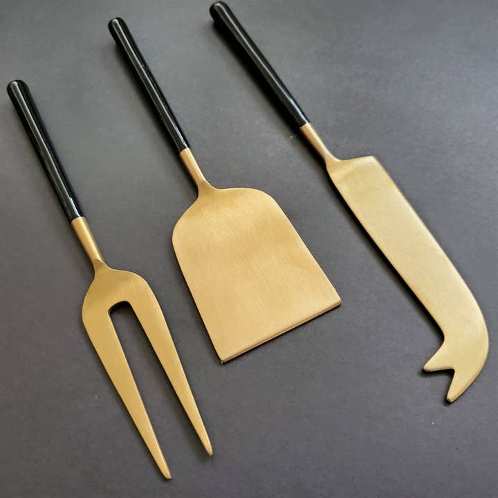 Gibb & Daan – Engroshandel Ostespreder – Sort og guld ostegaffel, kniv og skovl - Charcuterie
