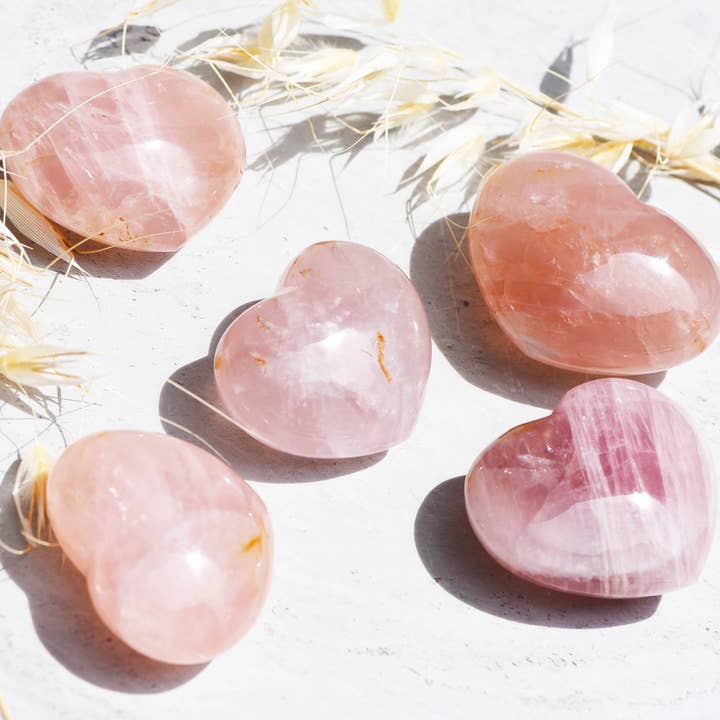 Kleines Herz aus Rosenquarz für den Großhandel von holilab.