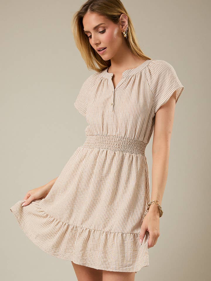 Robe courte à rayures avec col en V, manches courtes et boutons. pour la vente par GILLI