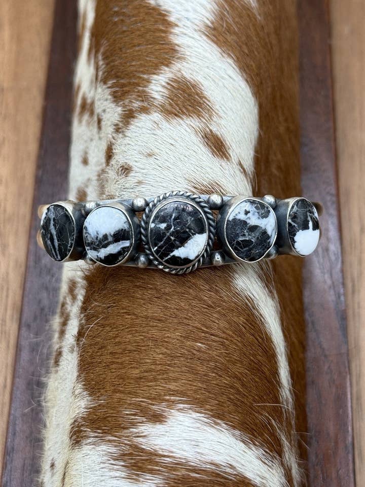 Pulsera de puño en racimo apilable de plata esterlina hecha a mano por Navajo con búfalo blanco. para venta al por mayor de Native City Jewelry