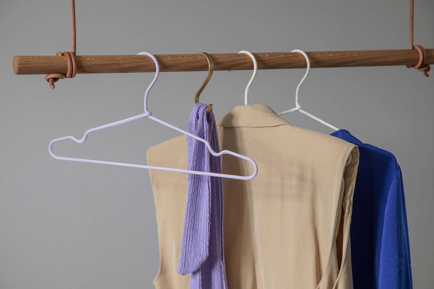 MOUD Home – Cabide por atacado – Barra para roupas de carvalho com couro natural - 100 cm3