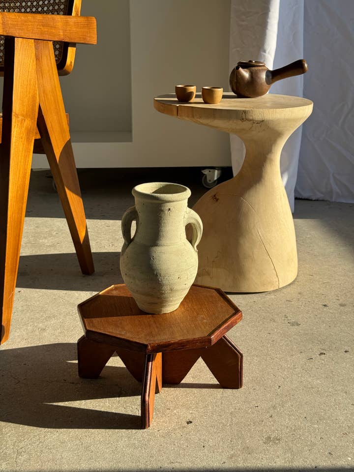 Petit tabouret octogonal en bois tripode H15 D27,5 pour la vente par Office Objets