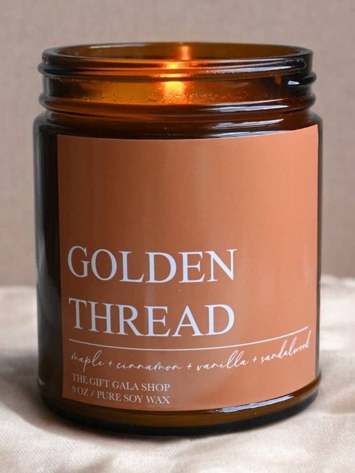 Golden Thread Höstsojaljus – Lönn, Kanel & Vanilj | Woven Autumn Collection | 9 oz för wholesale av The Gift Gala Shop Candle Co.