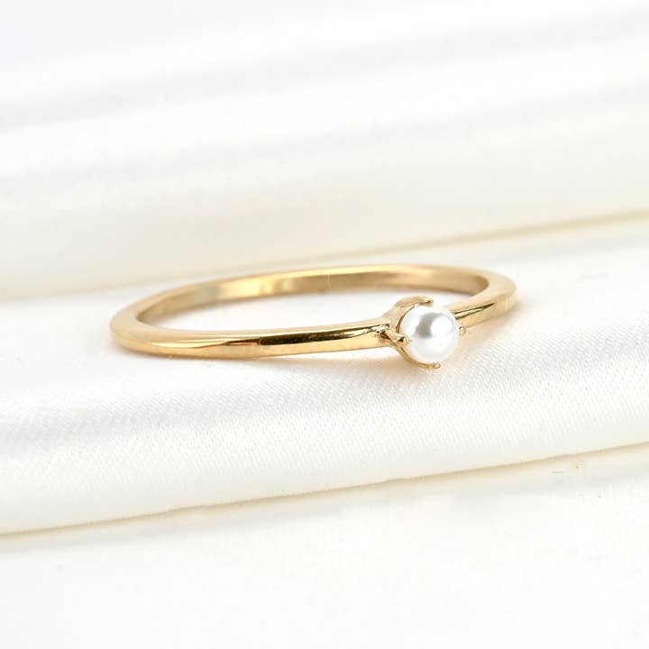 Bague Solo Pearl - Bague empilable en or 18 carats imperméable pour la vente par Blueyejewelry
