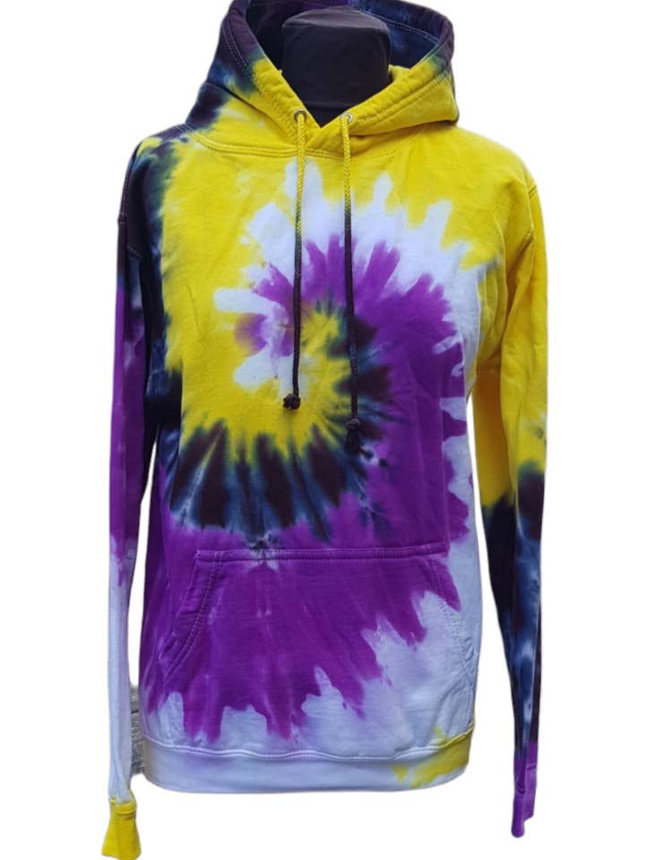 Felpa con cappuccio tie-dye non binaria - Abbigliamento artigianale per eventi Pride per la vendita all'ingrosso da parte di VeEco Gifts