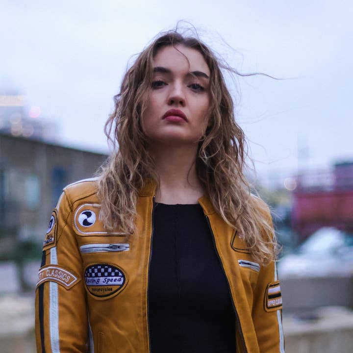 Veste en cuir pour femme avec badges de course biker - Eastleigh pour la vente par Infinity Leather (Upperclass Fashions Ltd)