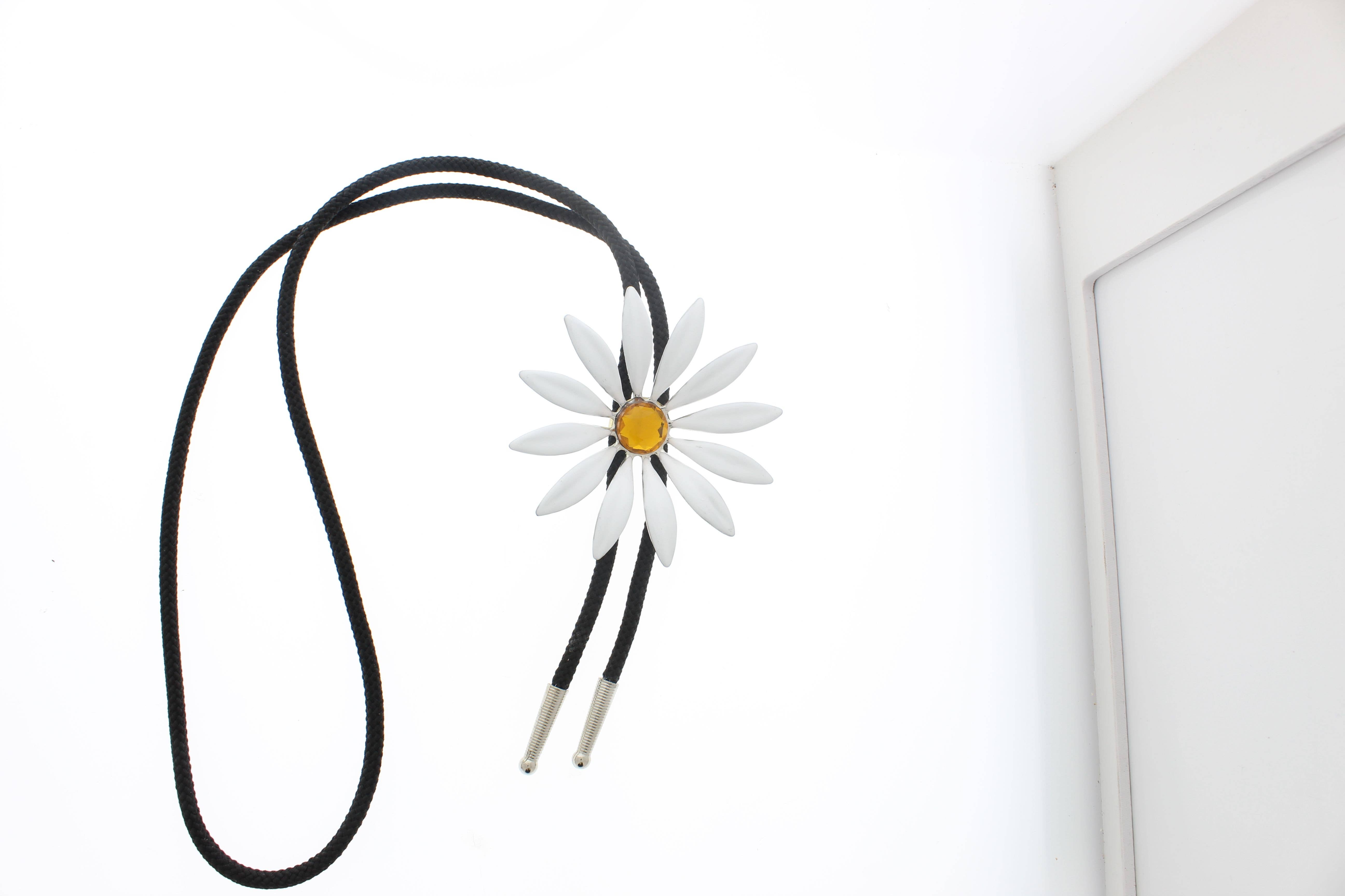 HHH Designs - Vente Colliers à pendentif - Cravate Daisy Bolo en émail 79 mm, pointes argentées, fabriquée aux États-Unis, chaque7