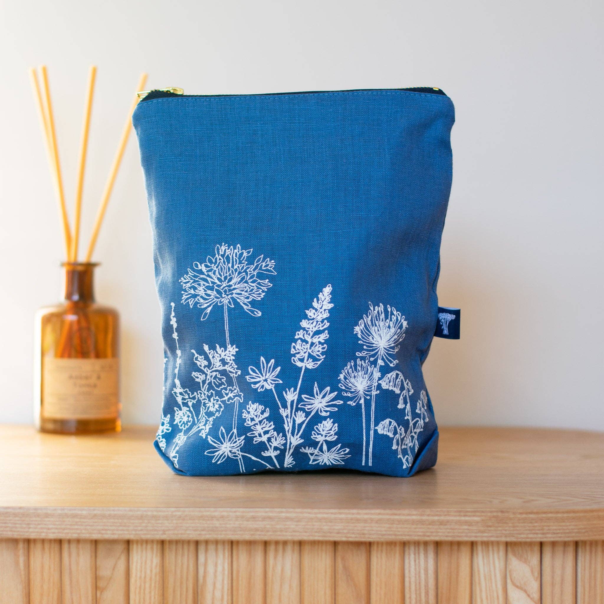 Helen Round - hand printed linen (US Duties Paid) – wholesale Toiletry bag – women's – Linen Toiletry Bag, Large Roomy Design With Garden Flowers0