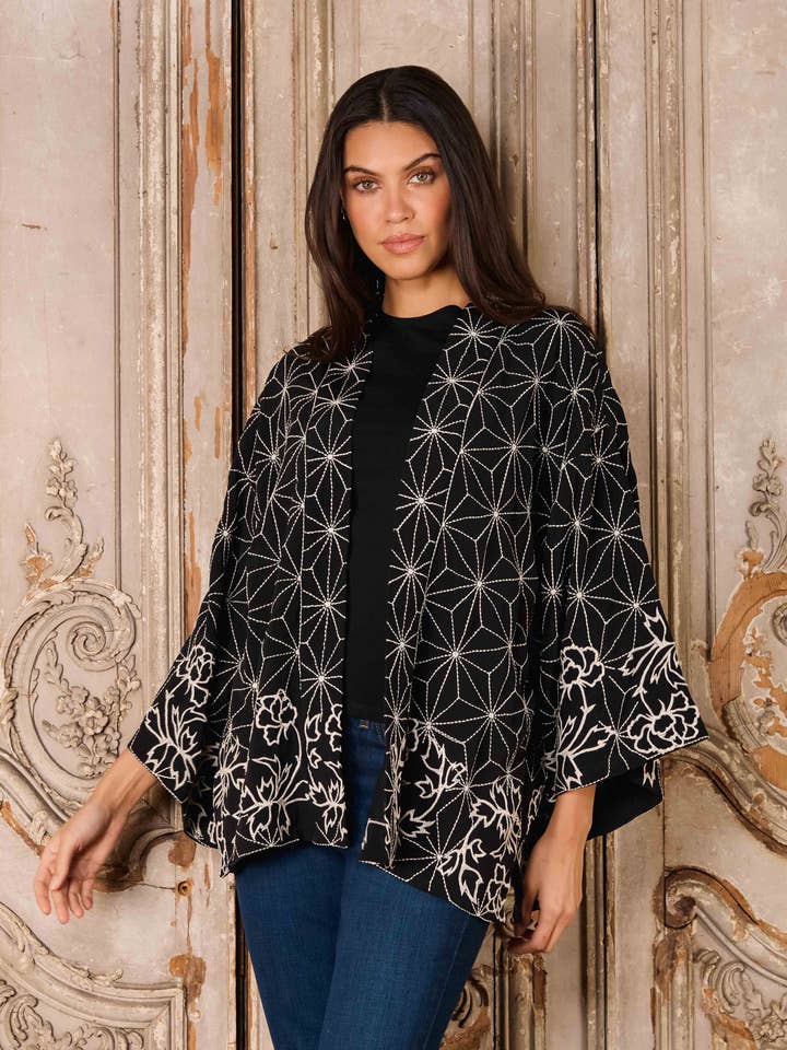 Asanoha & Pion Broderad Svart & Elfenben Fullfodrad Kort Kimono för wholesale av Artemis Muse