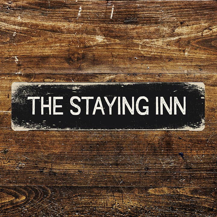 Staying Inn Sign Metalllång skylt för wholesale av The British Metal Signs Company