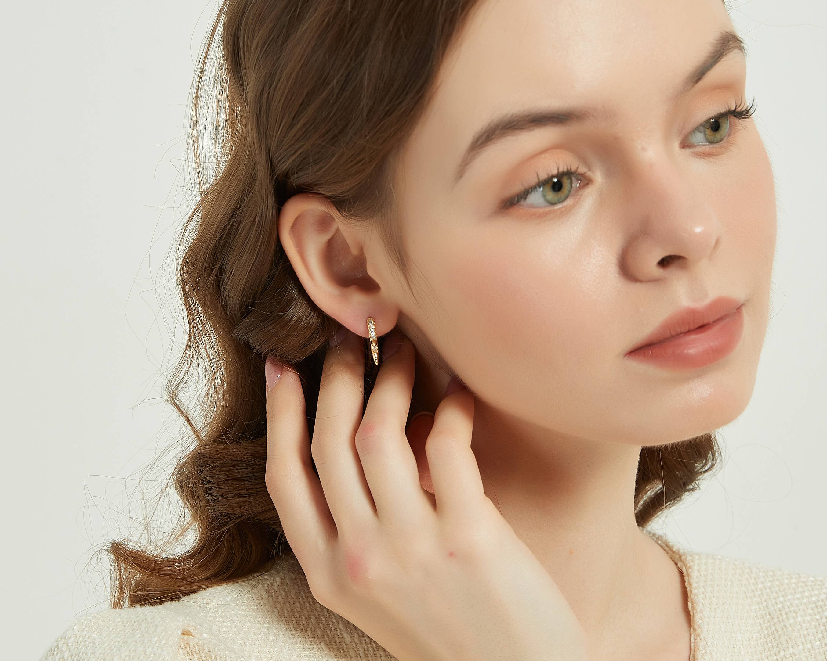 Melange Blanc - Vente Petits anneaux - Boucle d'oreille à pointe dorée Mya, boucles d'oreilles huggie, boucles d'oreilles créoles7