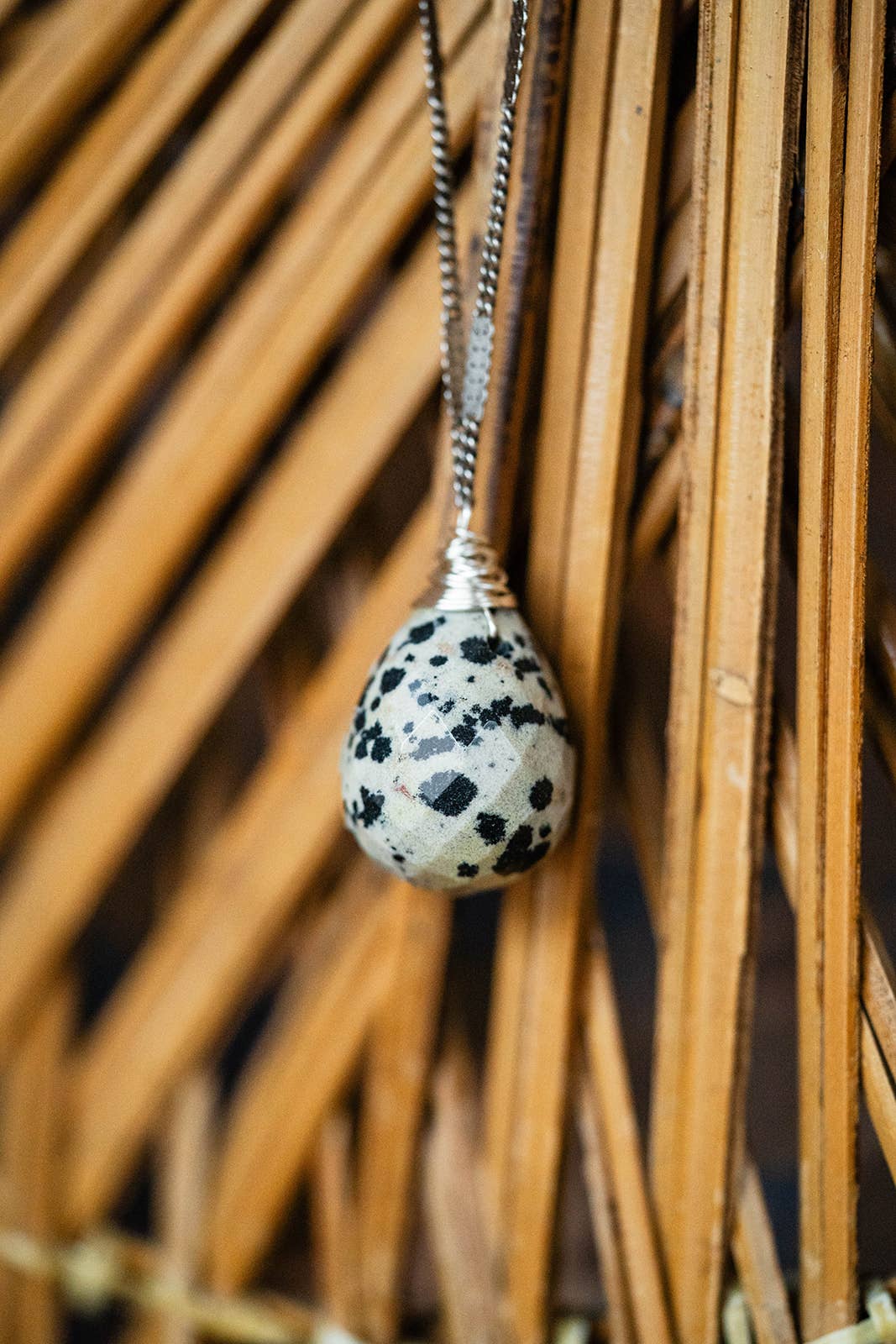 Bella Vita Jewelry - Venta al por mayor Collares con colgantes/abalorios - Collar en forma de gota con piedras naturales de Zara | Jaspe dálmata1