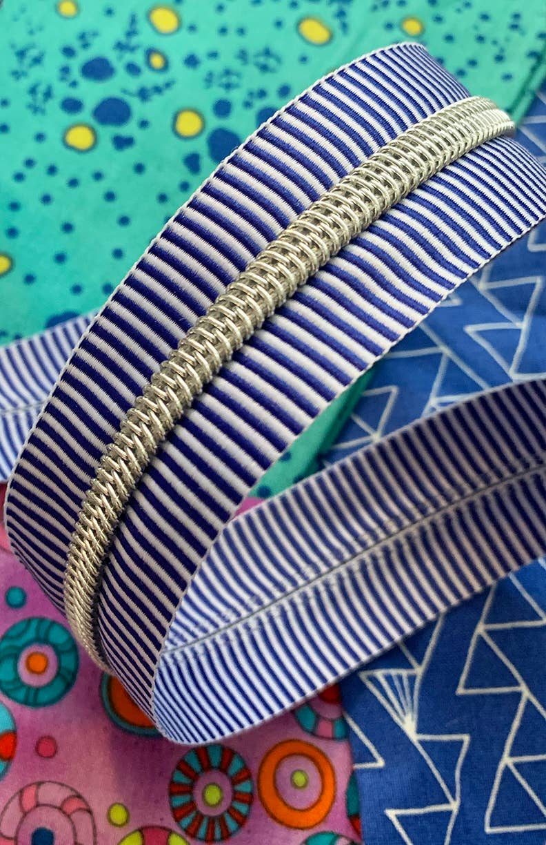 Sassafras Lane Designs - Vendita all'ingrosso Attrezzature per lavoretti e fai da te - Nastro con cerniera a strisce blu con denti in nichel2