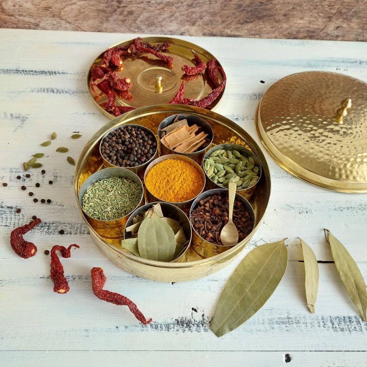 SAMA Homes - Venta al por mayor Especieros - Caja de especias de latón, grande, con revestimiento y placa de estaño2