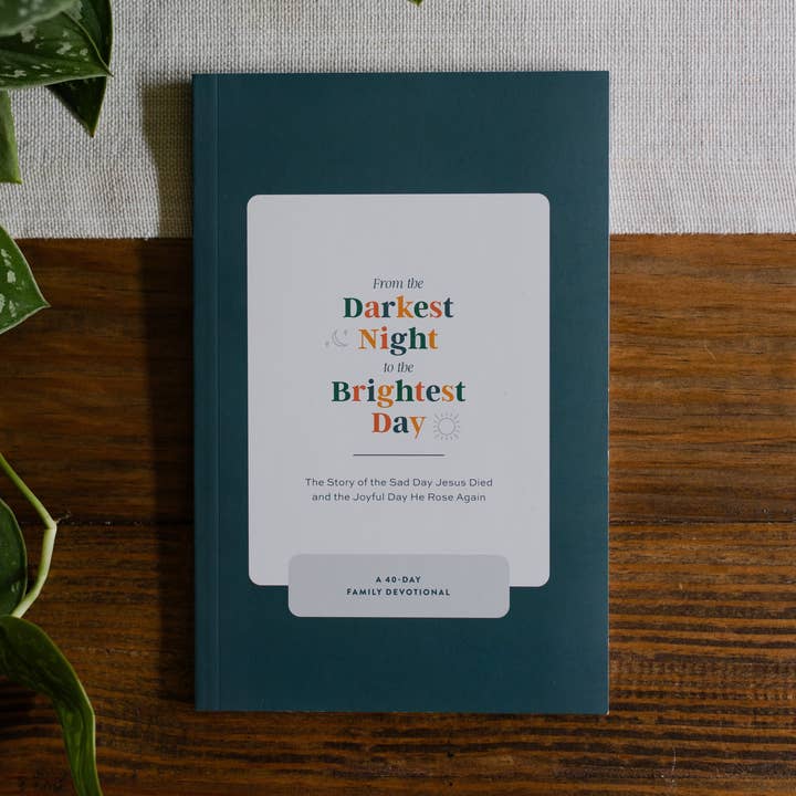 De la nuit la plus sombre au jour le plus lumineux : L'histoire du jour triste où Jésus est mort et du jour joyeux où il est ressuscité | Un dévotionnel familial de 40 jours pour la vente par The Daily Grace Co