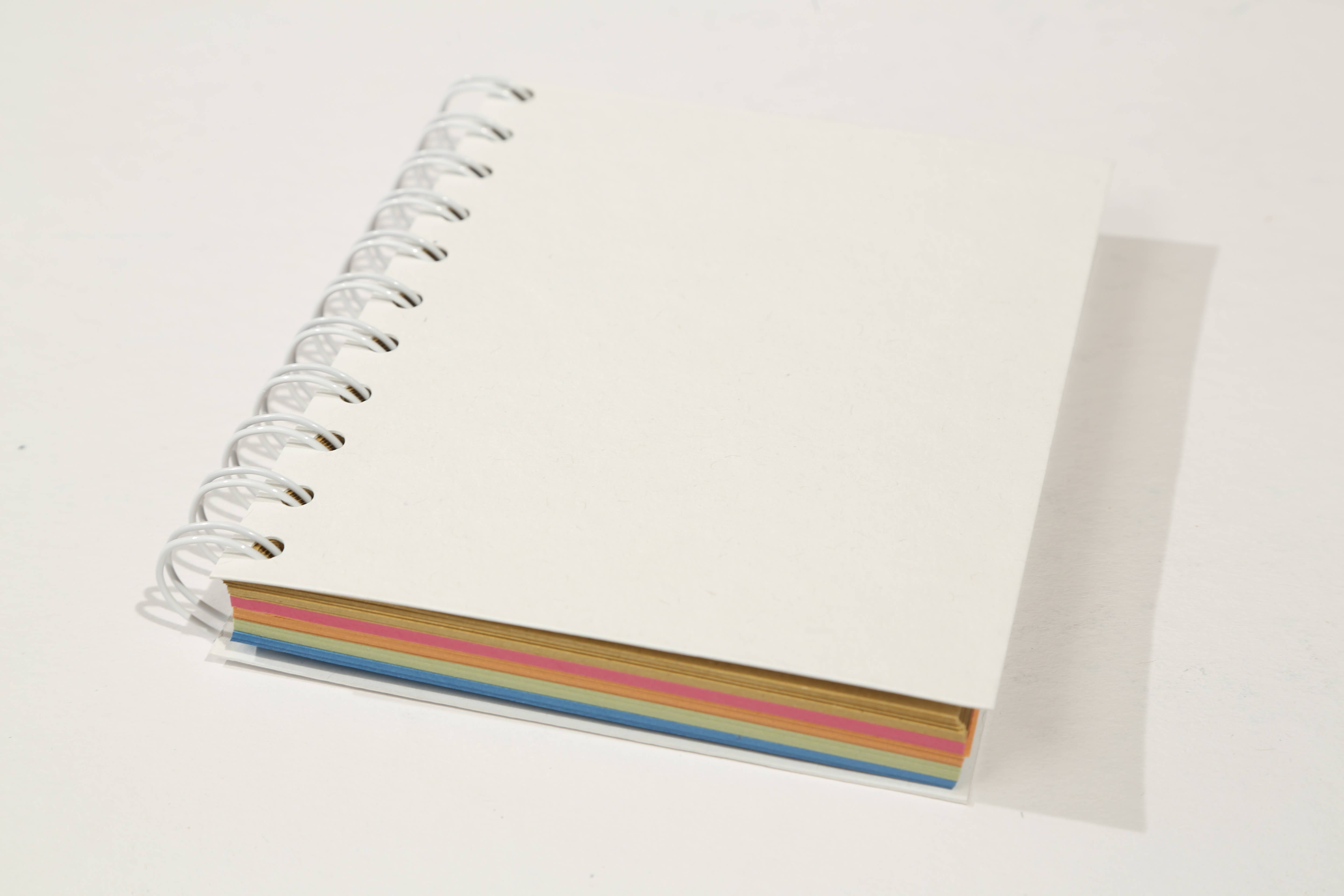 Maki Nature – wholesale Anteckningsblock – Spiralblock 11,5 x 13,5 cm med mångfärgade blad1