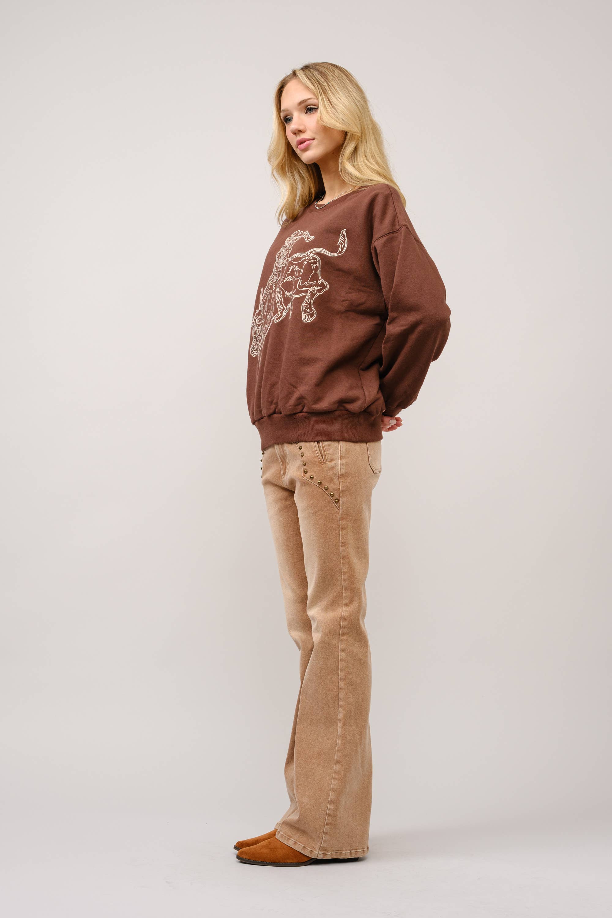 Blue B – Engroshandel Grafisk Sweatshirt - Dame – 36327T - Broderet western pullover-sweatshirt4