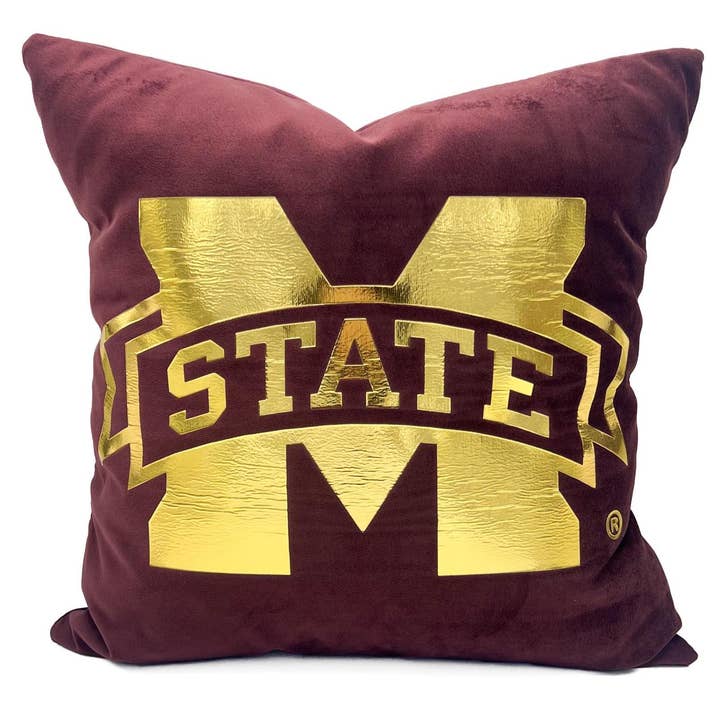 Bordeauxrode Fluwelen Kussen met Gouden Folie MState Logo voor wholesale door Rachel Brooks Design, LLC