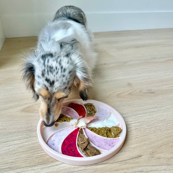 ollie b. good - Wholesale Pet Food Mat - Dog - wheelies lick mat & lid | peach