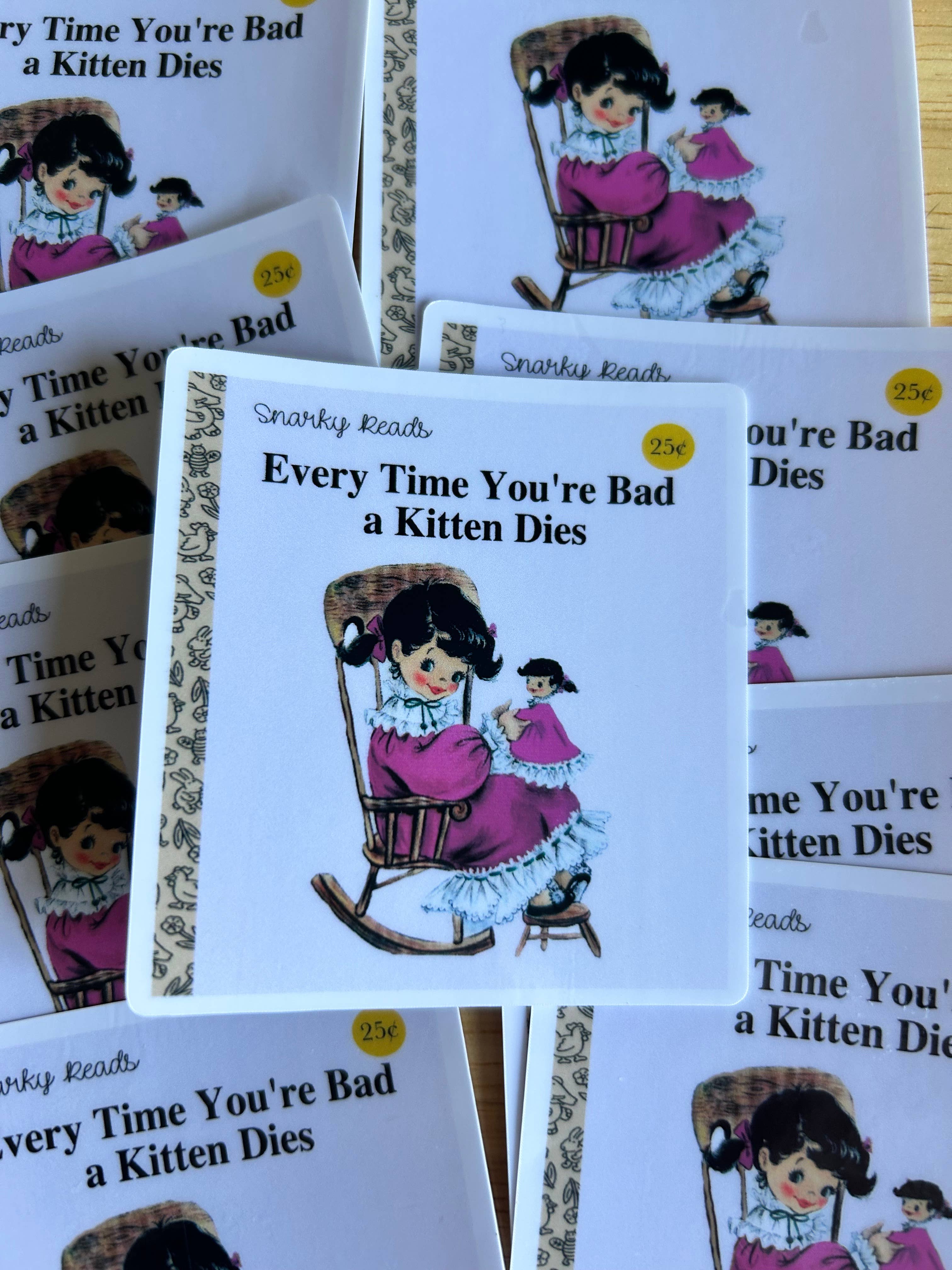 Lemonsgrace Designs - Vente Autocollant - Snarky lit "Chaque fois que tu es mauvais, un chaton meurt"0