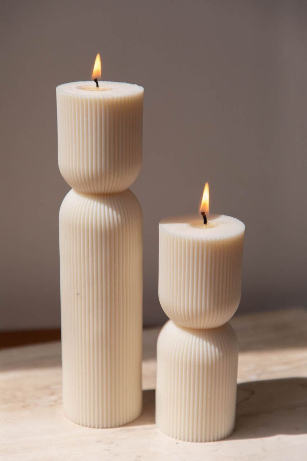 Vive Candles - Venta al por mayor Cirios pequeños - Vela de columna acanalada con forma de reloj de arena1