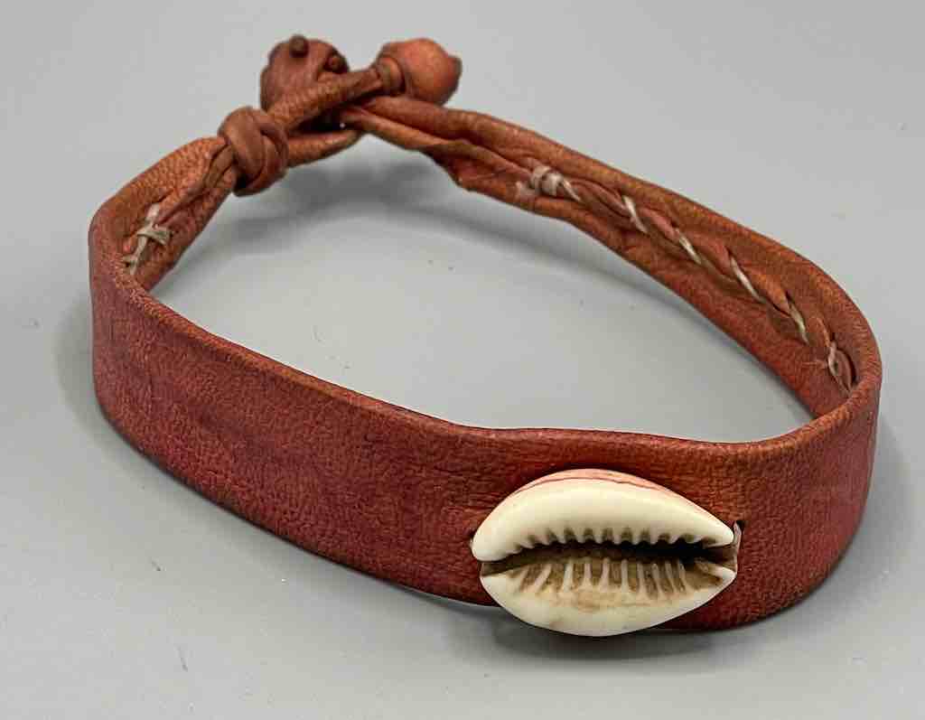 The Niger Bend - Wholesale Bangle Bracelet - Single Cowrie Shell Solid Color Leather Clasp Bracelet - Mali1