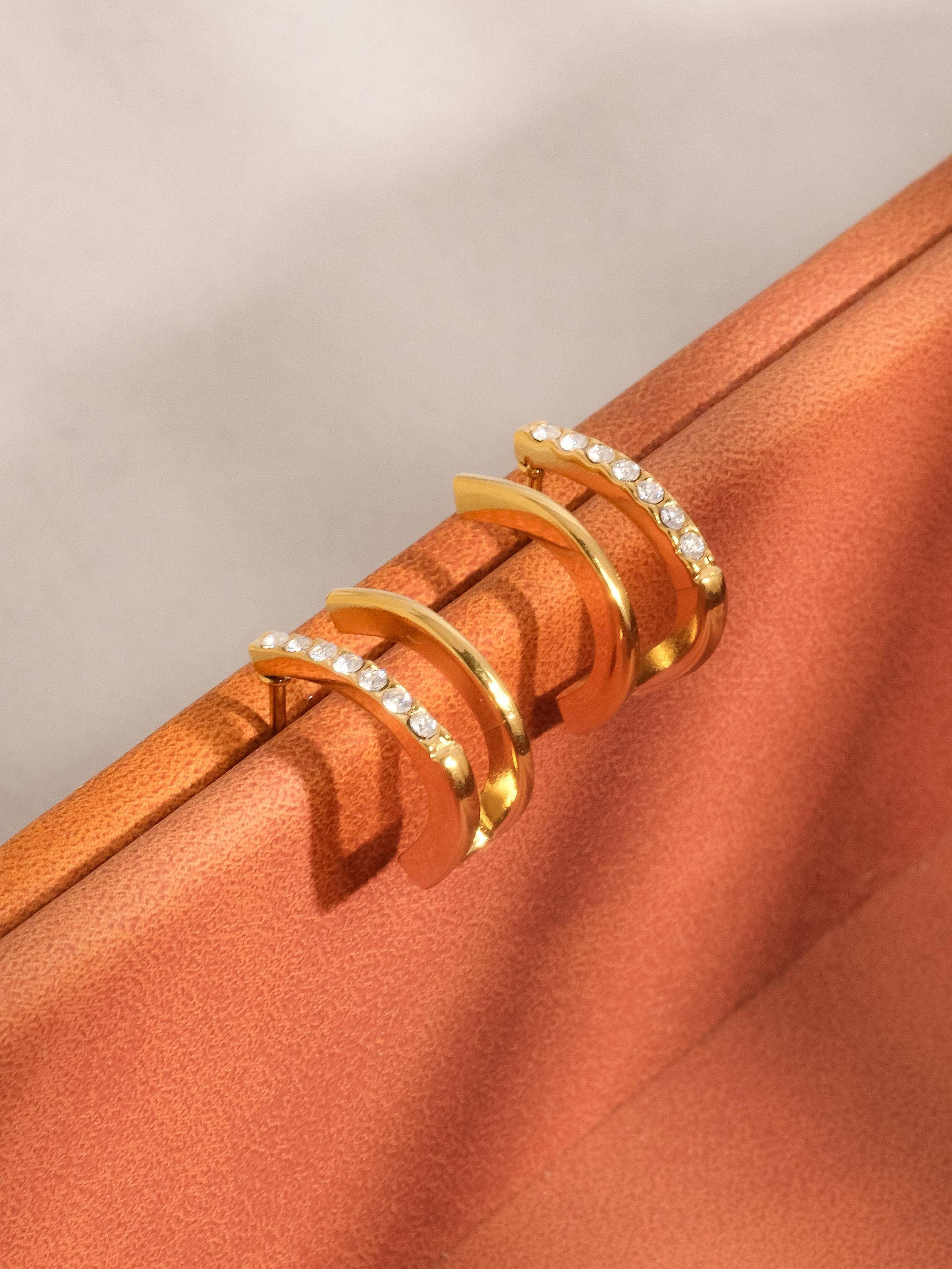 Or jaune Dulce Double Créole Clou en Or 18K Inaltérable avec Zircon Cubique en vente sur Faire2