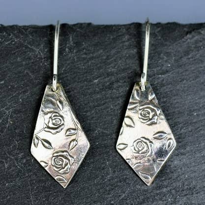 Vildrosdrakeörhängen för wholesale av Silver Wolf Productions