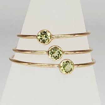 3 mm Peridot-Ring | 14kt Gold gefüllter stapelbarer Ring für den Großhandel von From Brooklyn With Love