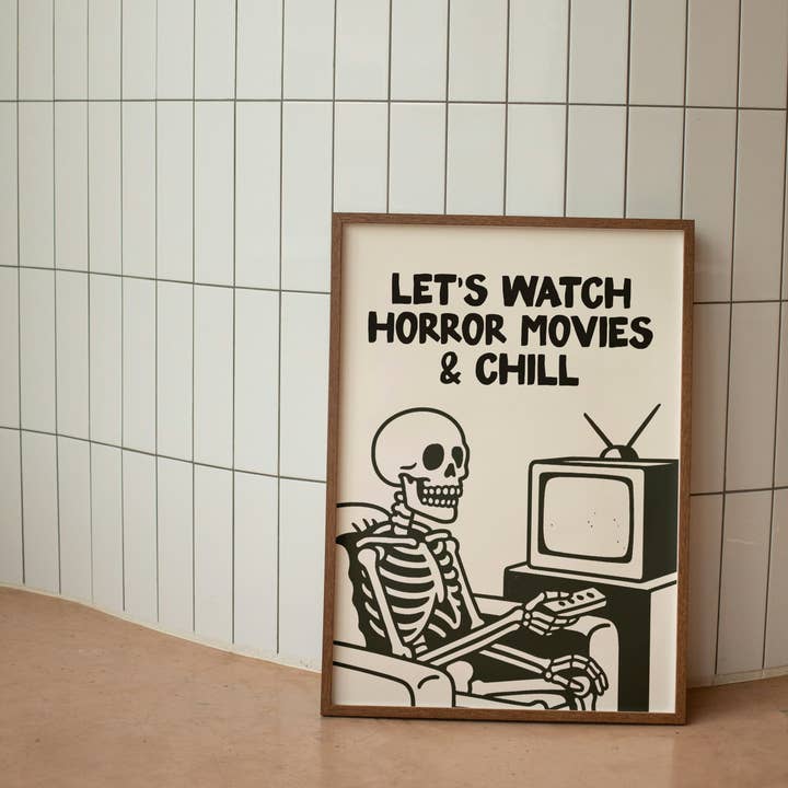 Lass uns Horrorfilme schauen & entspannen | Schwarz & Creme | Kunstdruck für den Großhandel von Wisdom and Wonder Designs
