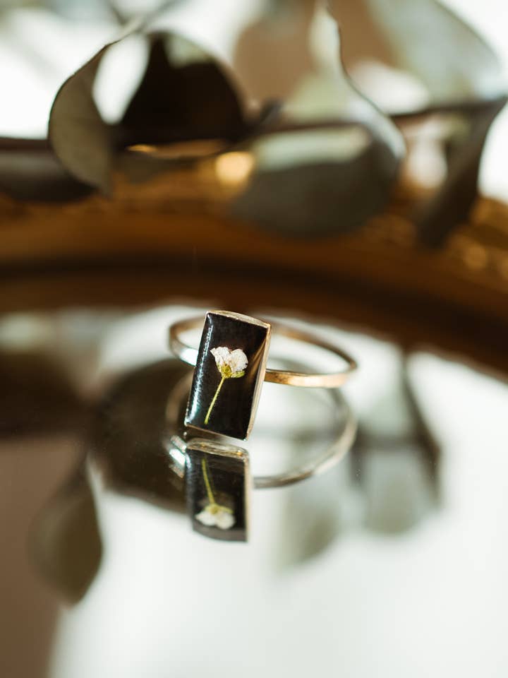 Bague botanique Alyssum blanche pour la vente par Ephemera
