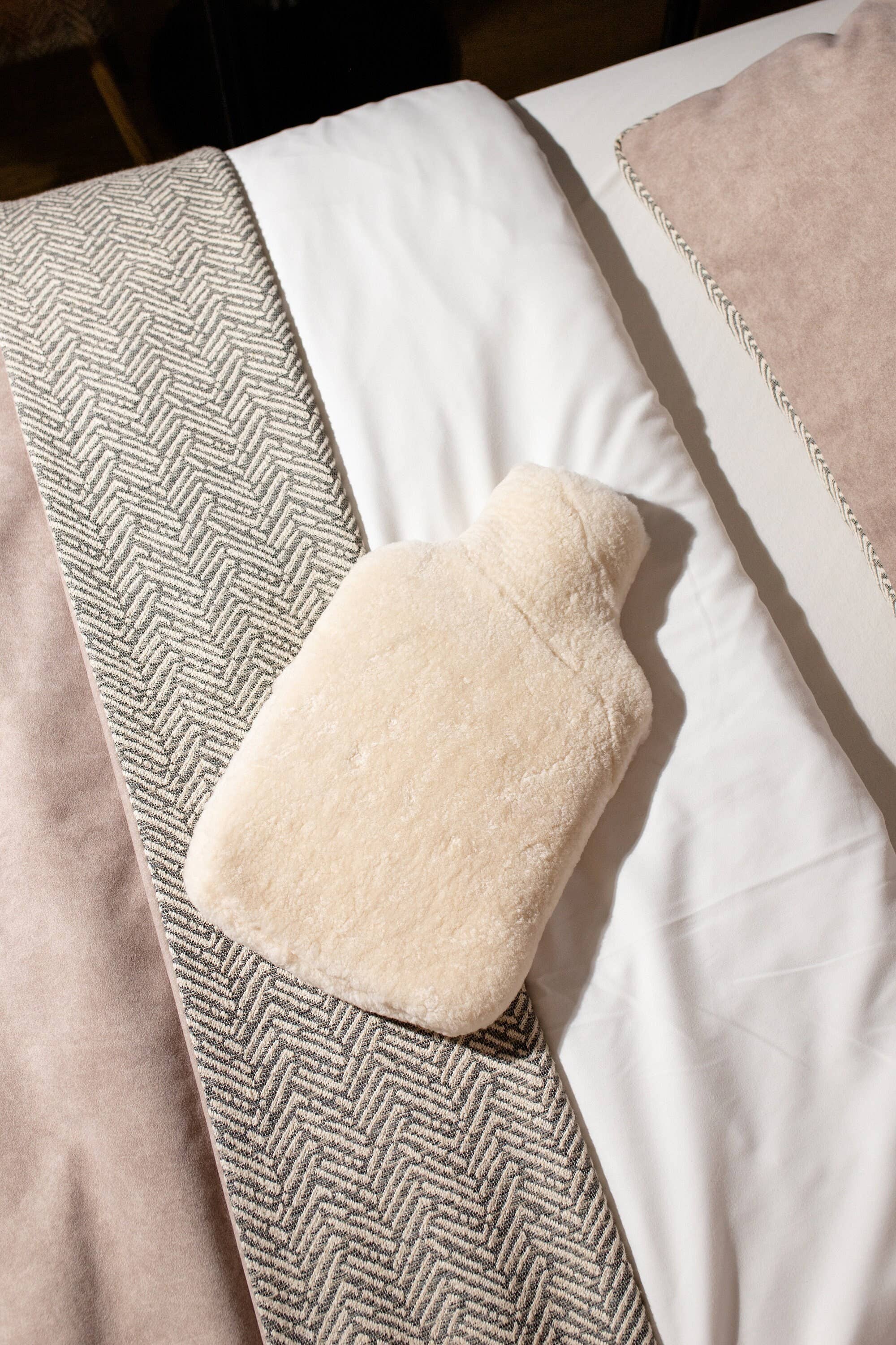 Sheepers SP .Z O.O. – Großhandel Wärme-/Kältekompresse – Handgefertigte Schaffell-Hülle für die Wärmflasche – Umweltfreundlich1