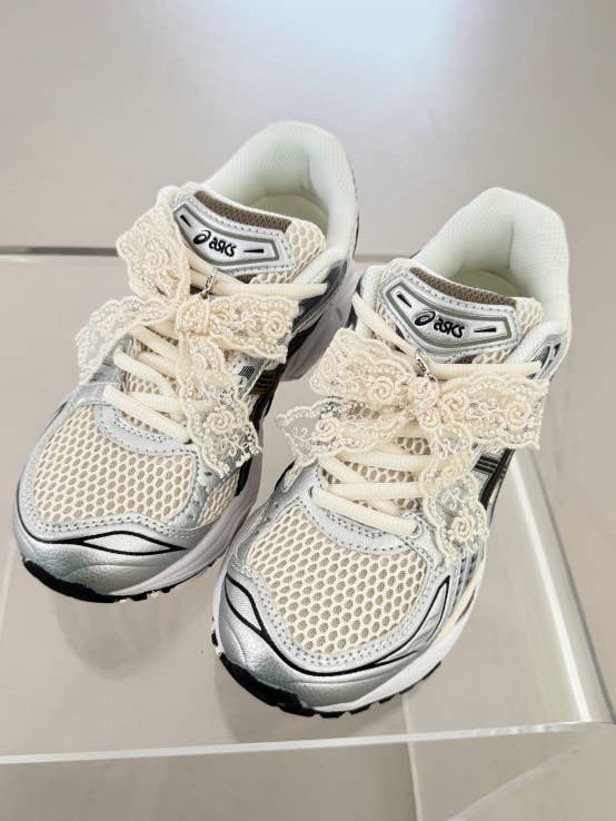 MOND HAUS - Wholesale Shoe Jewelry - Women's - Suzette Clip | Rose Motif Lace Ribbon Sneakers Decor Charm1