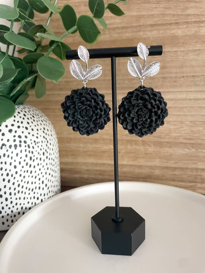 Handgefertigte Fimo-Ohrringe | Einzigartige Geschenke für sie | Hypoallergene Schmuckstücke | Schwarze Chrysantheme für den Großhandel von Finley River | Trendy Polymer Clay Earrings | Hypoallergenic