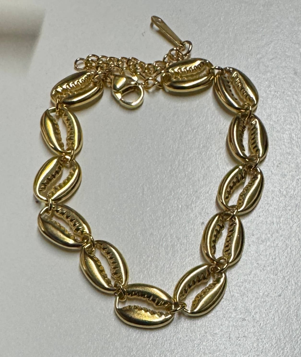 The Curator - Venta al por mayor Pulseras de cadenas y eslabones - Pulsera de Conchas Caurea Doradas Enlazadas2