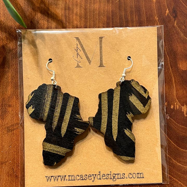 Svarta och gyllene örhängen i form av Afrika för wholesale av M. Casey Designs