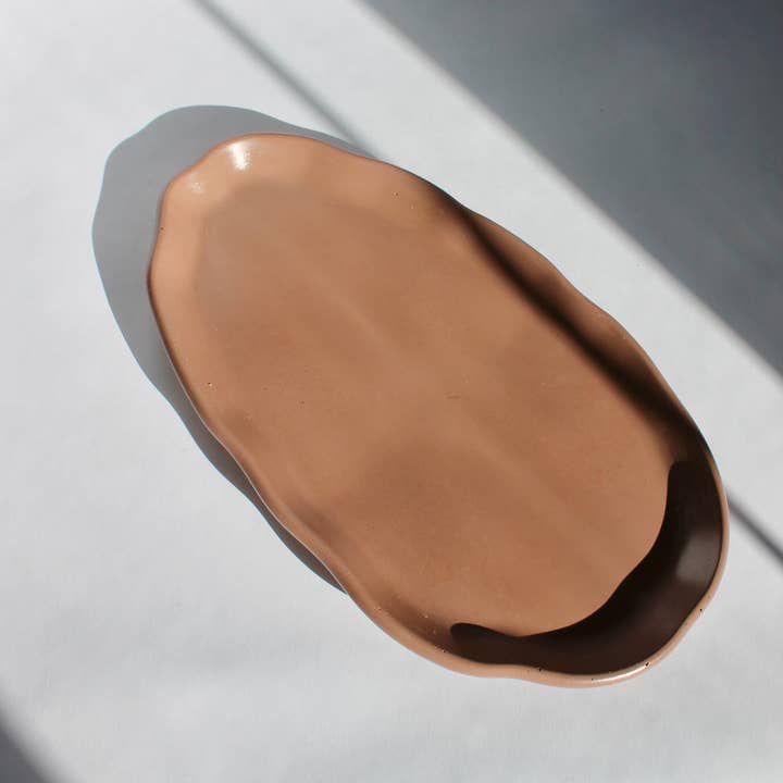 Organisk formet betonbakke i brun for engroshandel hos House of Ivy