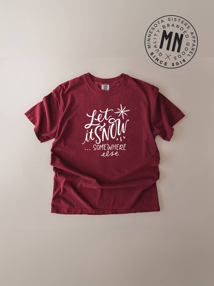 Låt det snöa... Någon annanstans T-shirt för wholesale av Minnesota Sisters