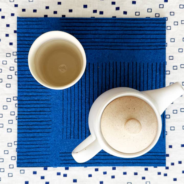 Sottopentola con stampa Blau Duo su feltro di lana del lago per la vendita all'ingrosso da parte di olgajoan