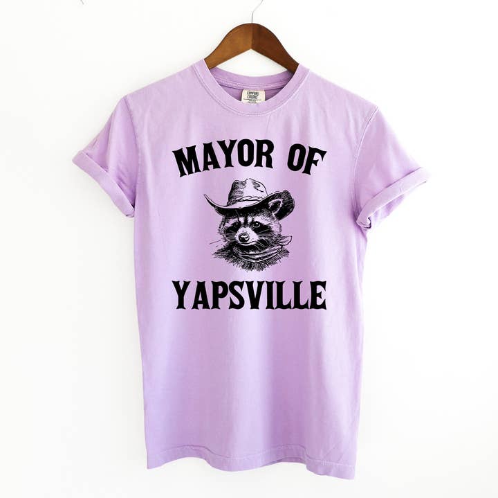 T-shirt raton laveur maire de Yapsville pour la vente par Blue Giraffe Inc