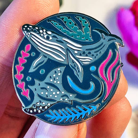 Wal & Mantarochen Emaille Anstecknadel für den Großhandel von Bea Baranowska Illustration