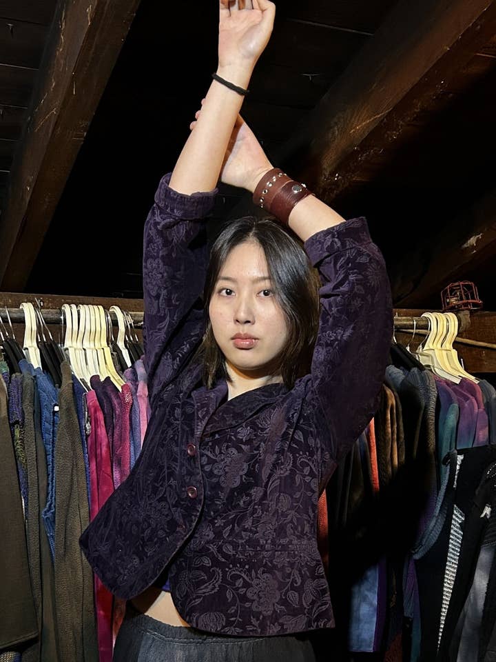 Veste violette vintage à motif floral pour la vente par IWANCIW functional funware