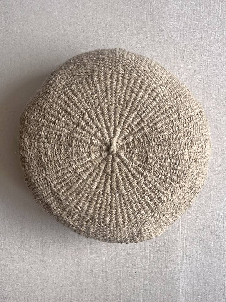 Rund kudde – Beige (100% handfärgad fårull) för wholesale av CHACO Goods