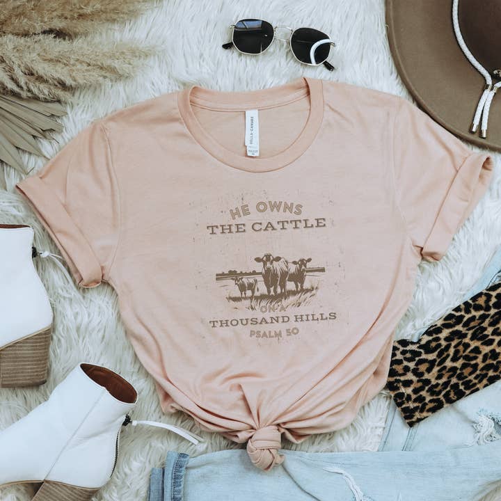 Trendznmore - Modern Graphic Apparel - Wholesale T-shirt met print - Dames - Western Hij is eigenaar van het Cattle on a Thousand Hills Graphic T-shirt2