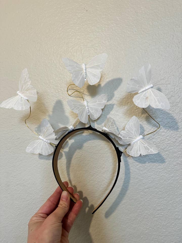 Weiße Schmetterlingskrone: Leichtes Quinceañera-Stirnband für den Großhandel von Shutterhaus