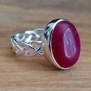 Keltisches Geflecht Ovaler Polierter Rubinring | 925 Sterlingsilber, R1R für den Großhandel von Mistry Gems