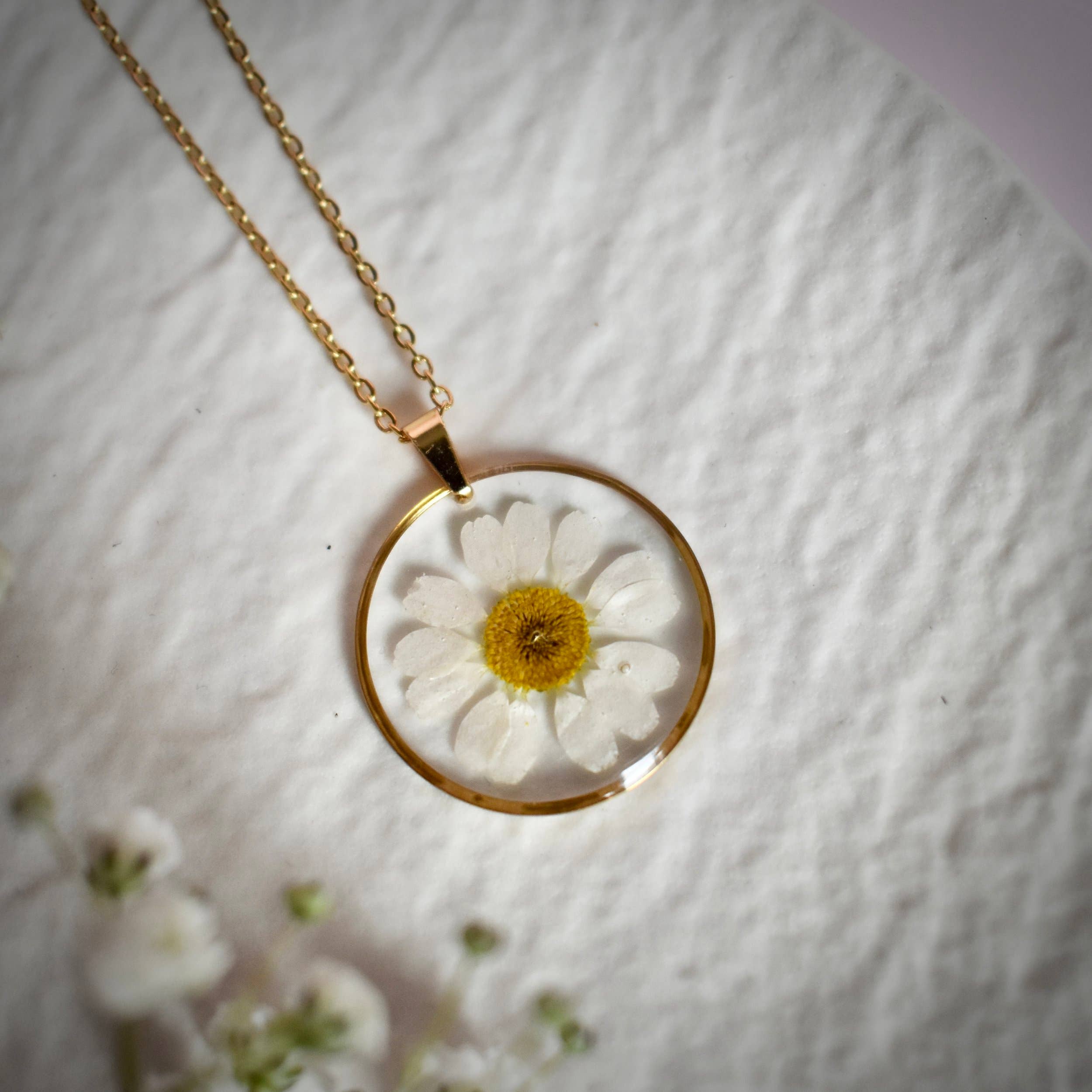 Rose & Bramley – wholesale Pendant/charm necklace – Daisy Necklace0